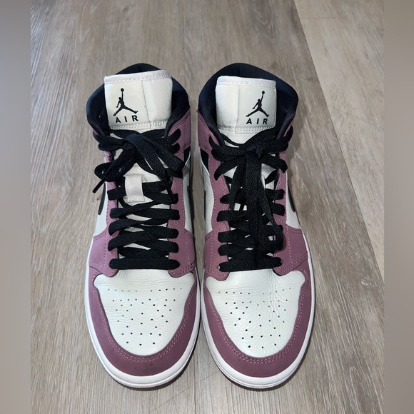 WOMANS AIR JORDAN SIZE 8.5 MAUVE GENTLY USED - Picture 2 of 7